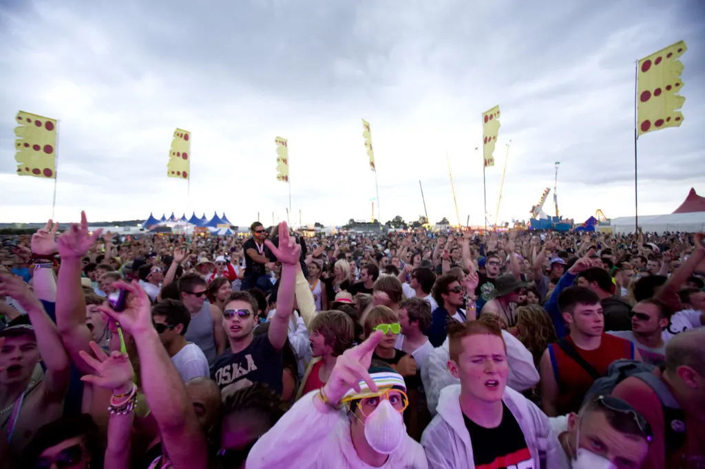 DJ set and crowd at Global Gathering 2009